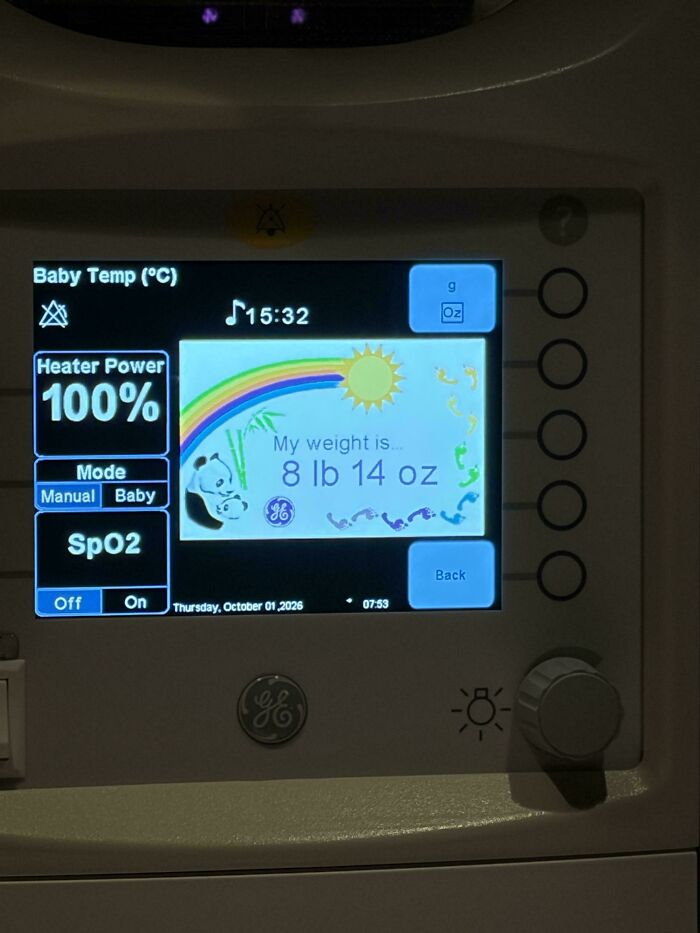 A digital hospital monitor displaying a newborn baby weight, celebrating new wholesome dads.