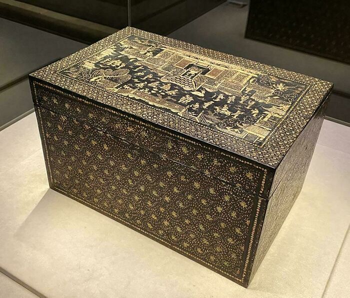 Black lacquer box with gold detailed painting, an interesting discovery of strange artifacts