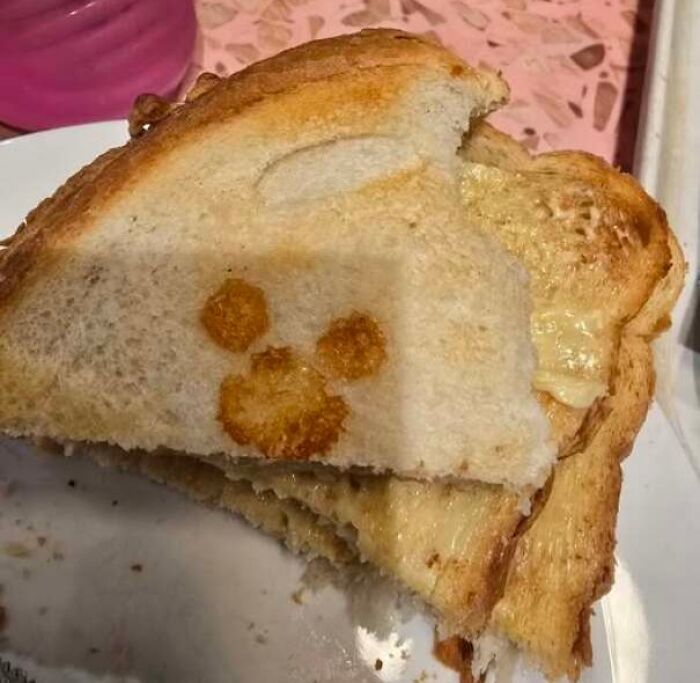 Grilled sandwich with bread pattern that looks like a face
