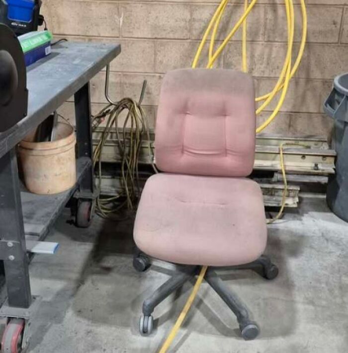 Pink office chair with a backrest resembling a face with eyes and mouth