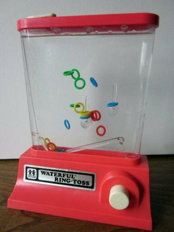 Classic handheld waterful ring toss game with red base