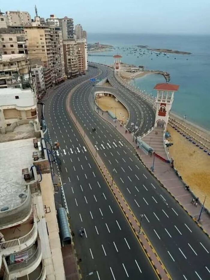 Road construction fail showing confusing and impractical lane markings