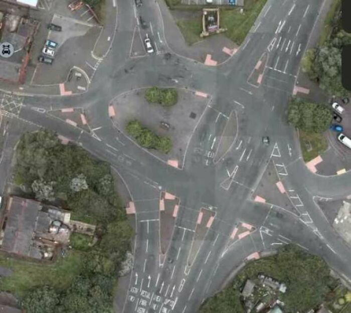 Confusing construction fail with overly complex and confusing road markings