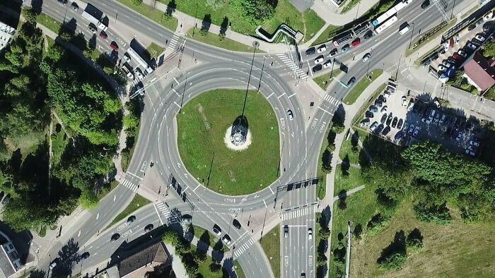Construction fail roundabout with multiple lanes and unclear traffic flow