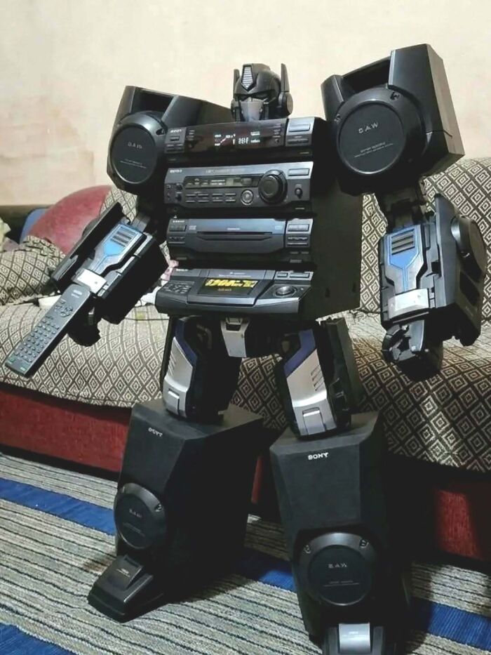 Hilarious pics of a stereo system creatively assembled into a Transformer robot figure