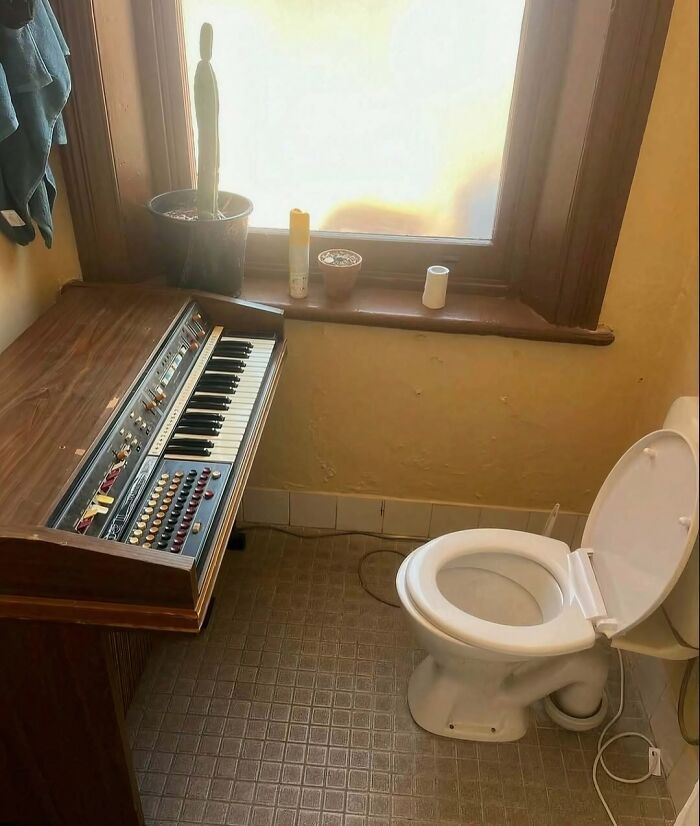 A small bathroom featuring an electric organ installed right next to the toilet among hilarious pics.
