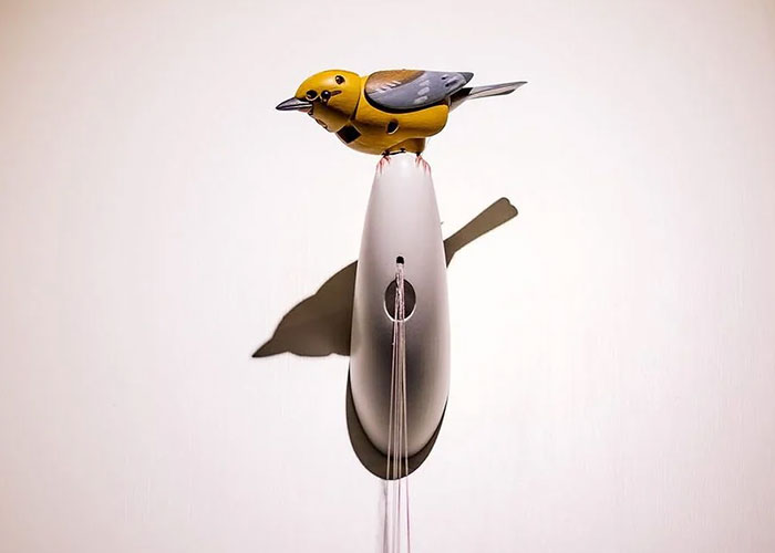 Decorative bird wall clock highlighting unique body language design
