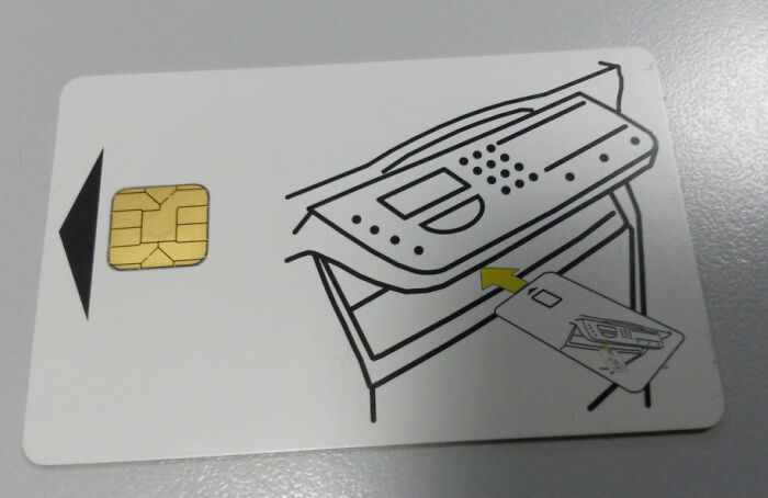 A chip card showing an infinite loop insertion diagram creating a confusing label on how to use it.