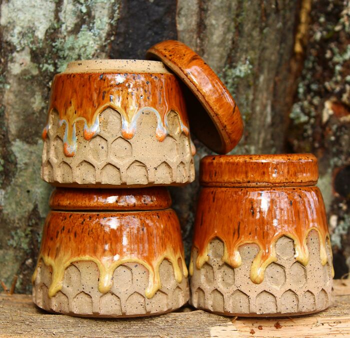 Honey drip pottery jars with lids and carved honeycomb patterns