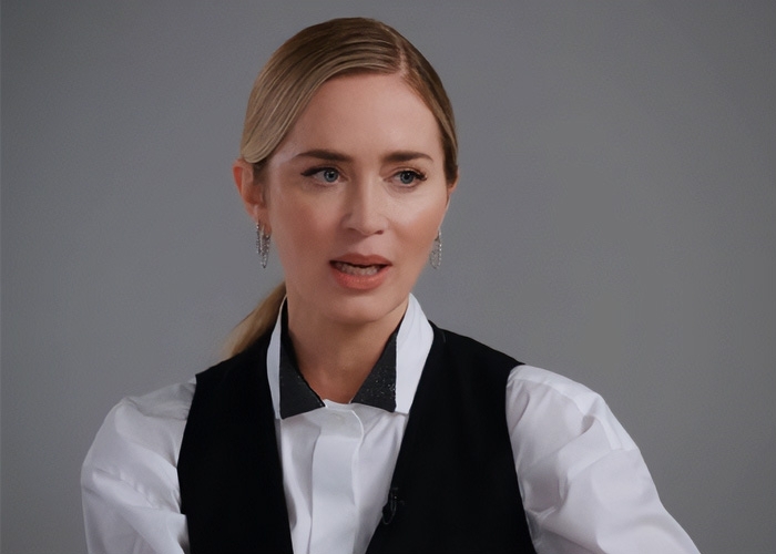 Actress Emily Blunt Roasts Men In Turtlenecks, But John Krasinski Somehow Makes Her Eat Her Words Actress Emily Blunt Roasts Men In Turtlenecks, But John Krasinski Somehow Makes Her Eat Her Words