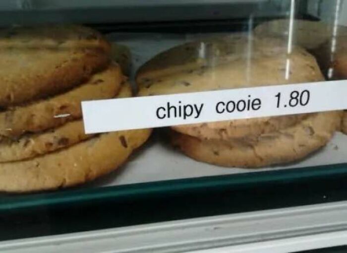 Bakery display tag with a typo reading chipy cooie on hilarious signs