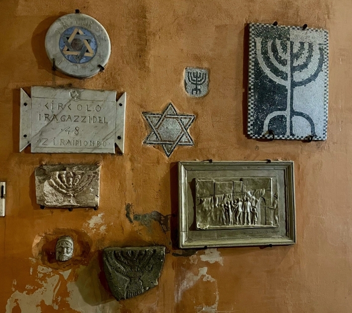 An Old House Hides A Mysterious Symbol Beneath Its Flooring, Leaving Online Sleuths Deeply Puzzled An Old House Hides A Mysterious Symbol Beneath Its Flooring, Leaving Online Sleuths Deeply Puzzled