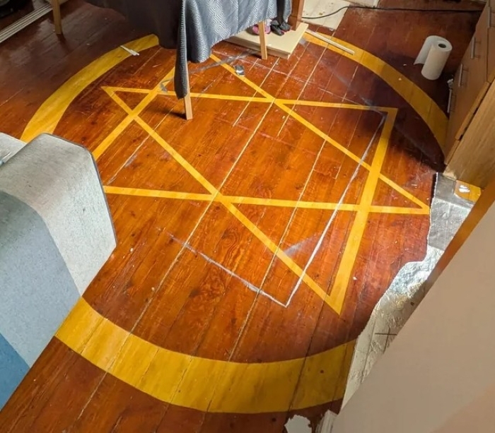 An Old House Hides A Mysterious Symbol Beneath Its Flooring, Leaving Online Sleuths Deeply Puzzled An Old House Hides A Mysterious Symbol Beneath Its Flooring, Leaving Online Sleuths Deeply Puzzled