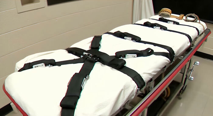 An empty e*******n gurney used for lethal injection.