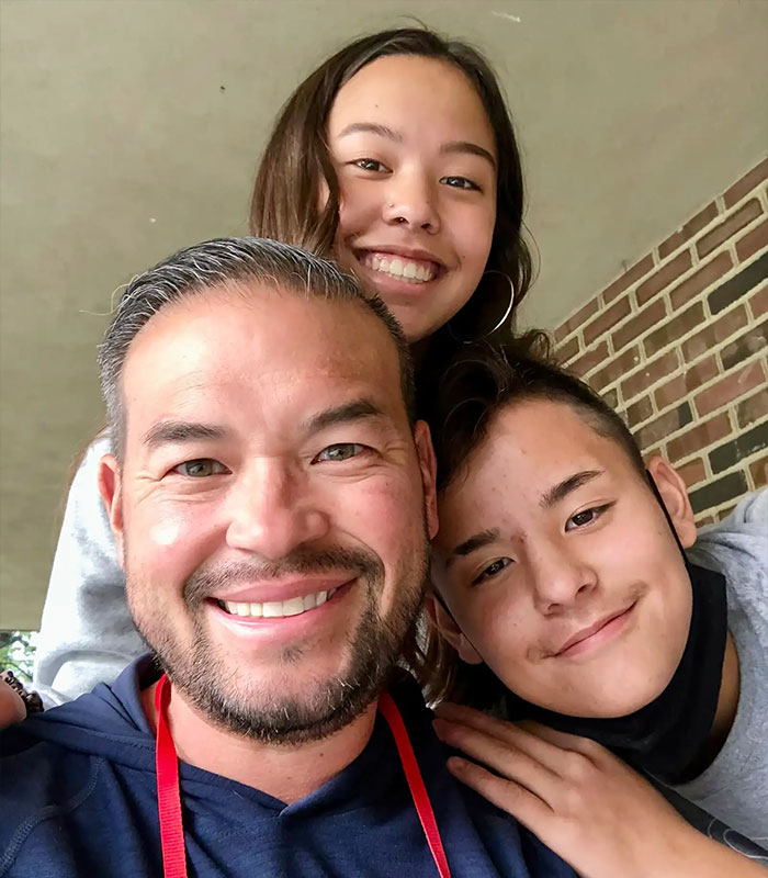 Jon Gosselin smiling for a selfie alongside his kids Hannah and Collin Gosselin Jon Gosselin smiling for a selfie alongside his kids Hannah and Collin Gosselin