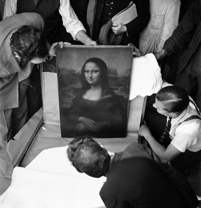 The "Mona Lisa" Returning To The Louvre Museum, After WWII, Paris 1945