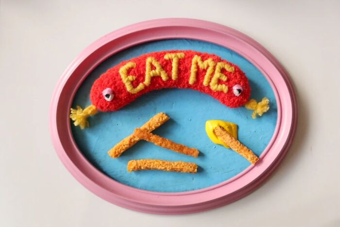 Tufted hot dog art with french fries in a pink frame by Ina Dyreborg