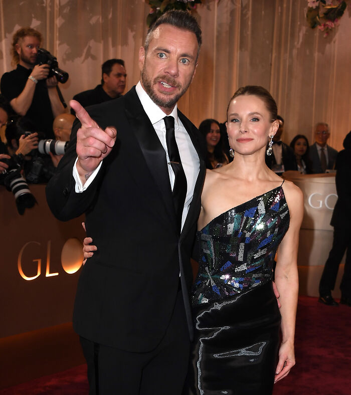 Kristen Bell posing with husband Dax Shepard on the red carpet