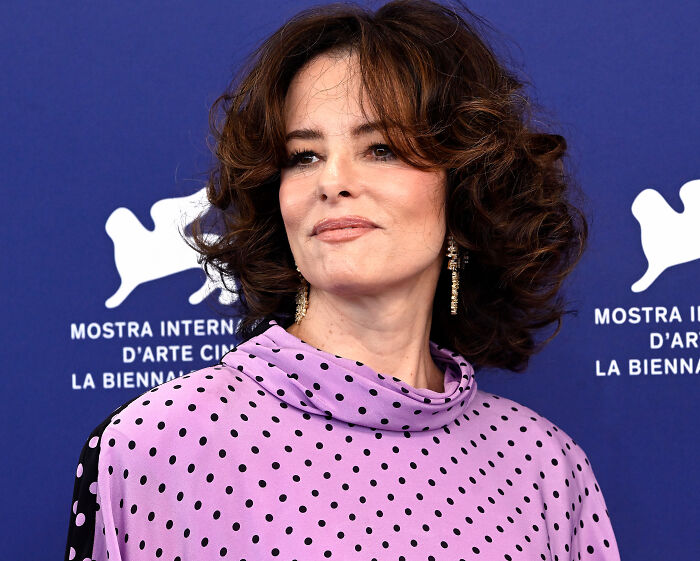 Parker Posey Leaves Show Host Begging For Help After Awkward Interview Takes Unexpected Turn On Live TV