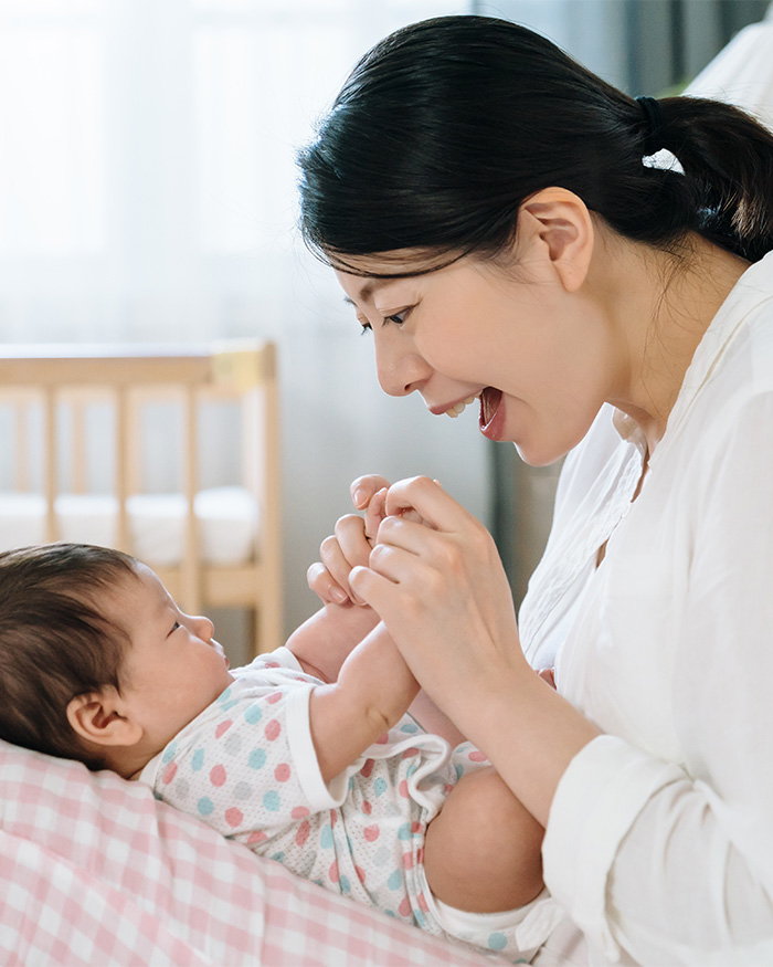 A mother smiling at her baby, highlighting parent-child bonding and Beige Mom aesthetic discussions. A mother smiling at her baby, highlighting parent-child bonding and Beige Mom aesthetic discussions.