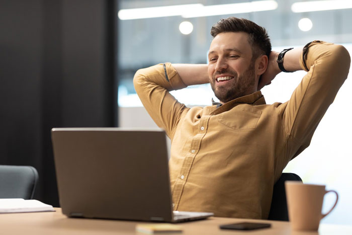 Employee Suspects Boss Is Screenshotting Their Laptop After Noticing Suspicious Blinks, Has Fun With It Employee Suspects Boss Is Screenshotting Their Laptop After Noticing Suspicious Blinks, Has Fun With It