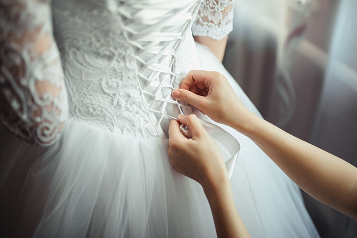Guest Gets Roasted In Real Life And Online For Wearing A Dress That’s Even Whiter Than The Bride’s Gown Guest Gets Roasted In Real Life And Online For Wearing A Dress That’s Even Whiter Than The Bride’s Gown