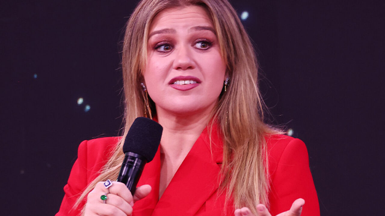 Kelly Clarkson Blasts Brooklyn Store After Employee Allegedly Assumes She Can’t Afford Their Products: ‘You’re An Idiot’