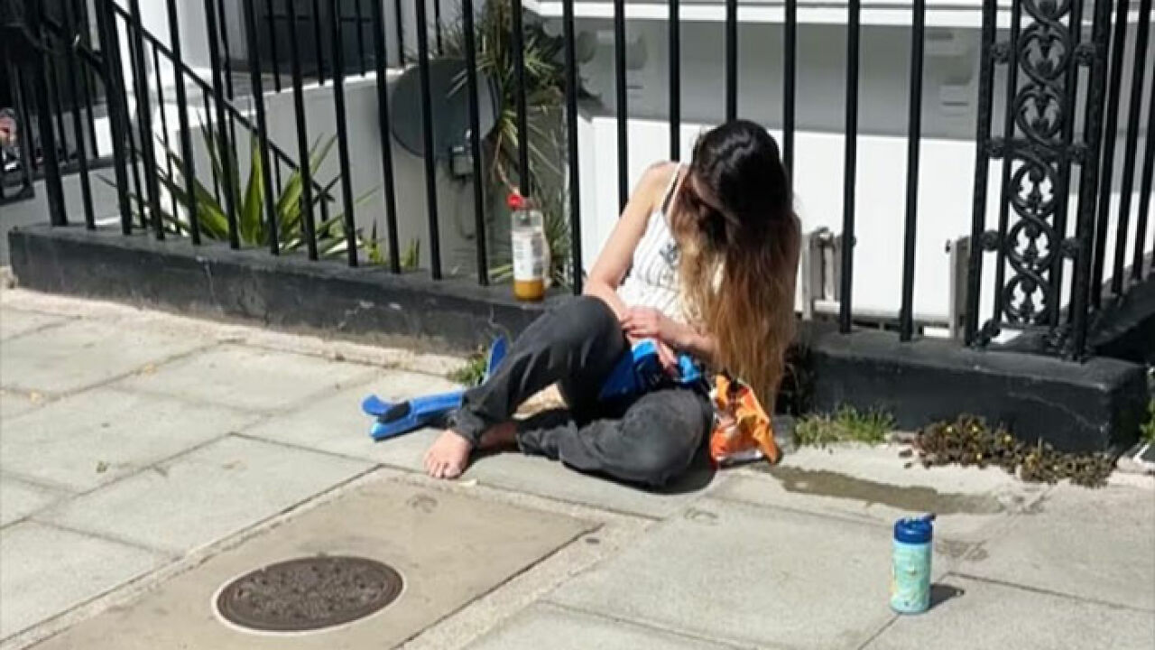 Royal Mother Found Passed Out On London Street With 3YO Child Playing Barefoot Nearby