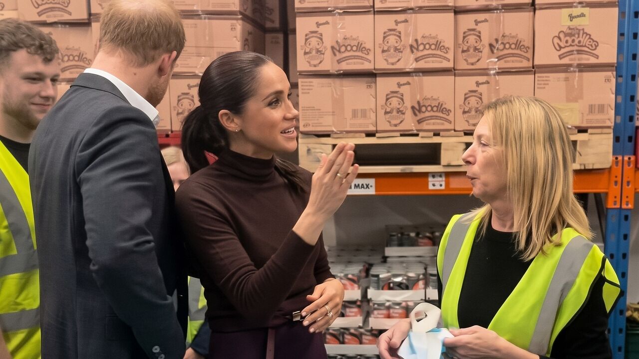 Meghan Markle’s Food Bank Visit Takes An Awkward Turn When A Volunteer Shuts Down Her “Performative” Questions