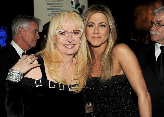 Jennifer Aniston posing with director at event related to inappropriate gift claim Jennifer Aniston posing with director at event related to inappropriate gift claim