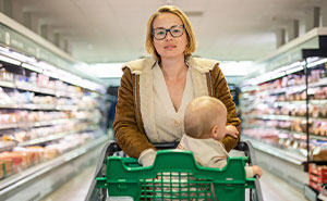 Woman Sees Stranger’s Overflowing Cart And Decides She Must Have Money To Spare