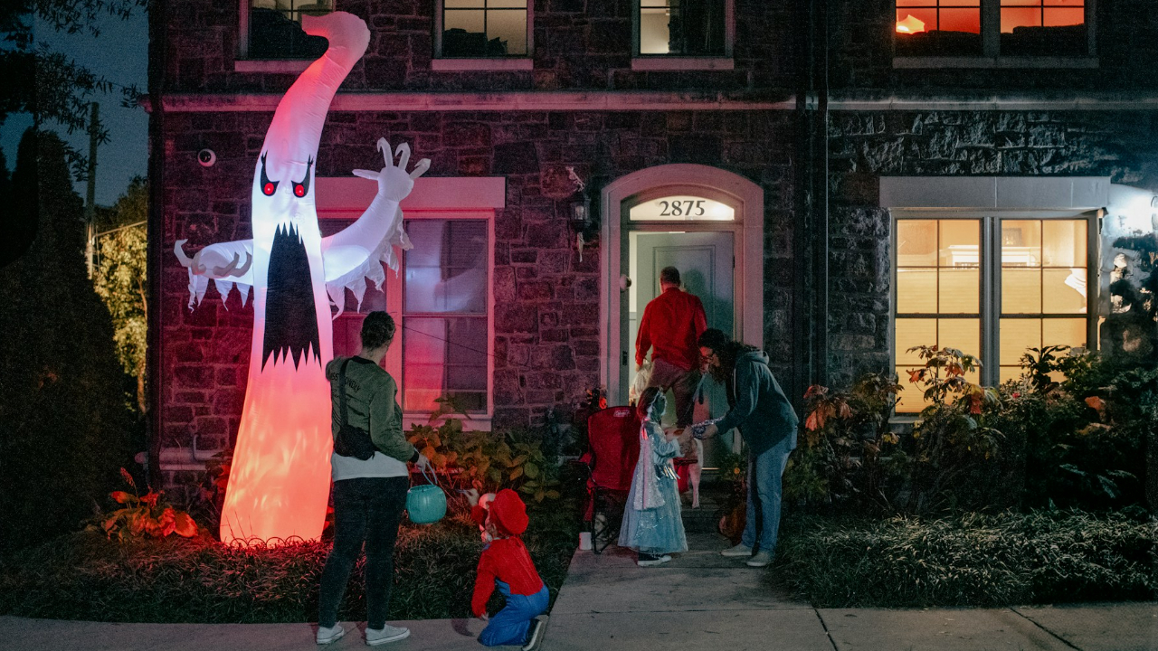Entitled Mom Freaks Out Over “Satanic” Home, Infuriates Owners By Trying To Ruin Halloween