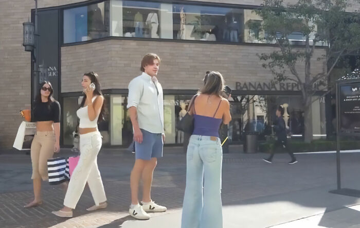 LA women warning: manosphere adherent tries to talk to woman walking by shops.