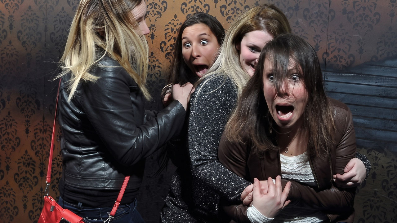 89 Haunted House Photos Taken At The Exact Moment People Completely Lost It