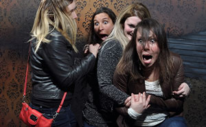 89 Unbelievably Funny Haunted House Photos That Capture The Ultimate Jump Scares