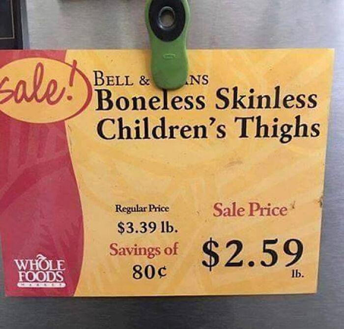 A grocery store price tag mislabeled as Boneless Skinless Children's Thighs, showing translation fails.