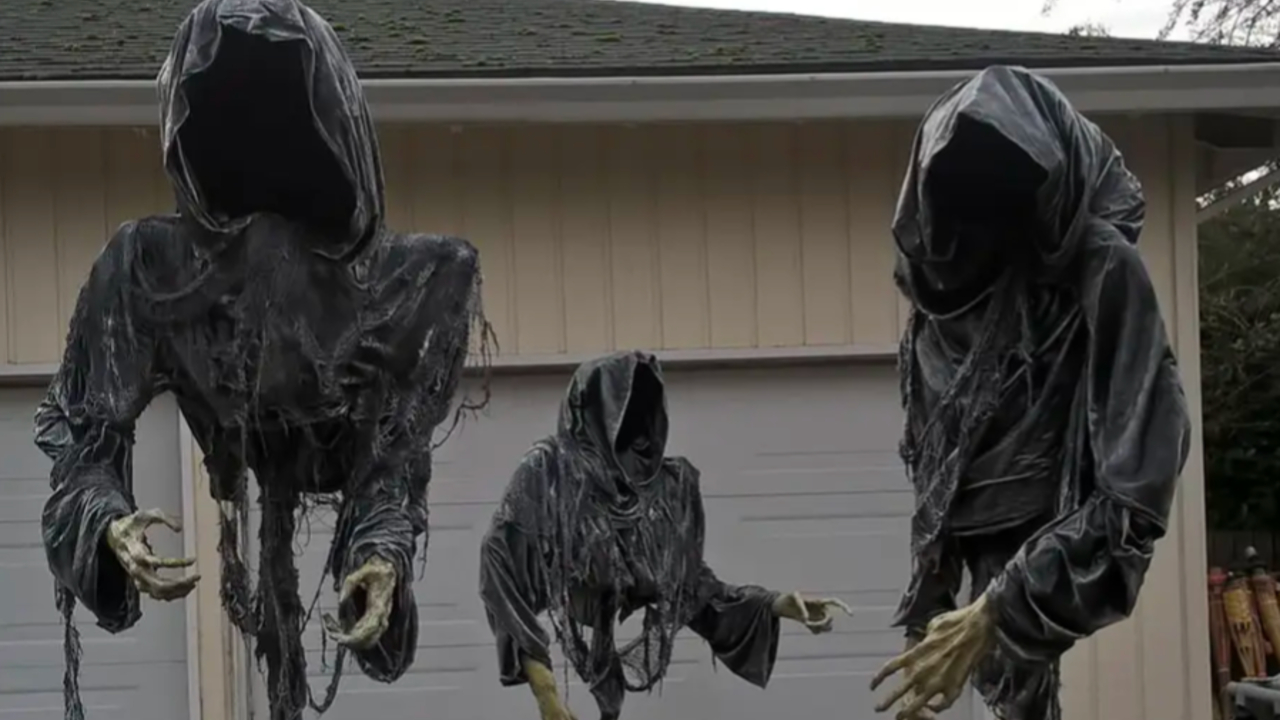 57 Times People Were So Proud Of Their Outdoor Halloween Decorations They Needed To Boast Online