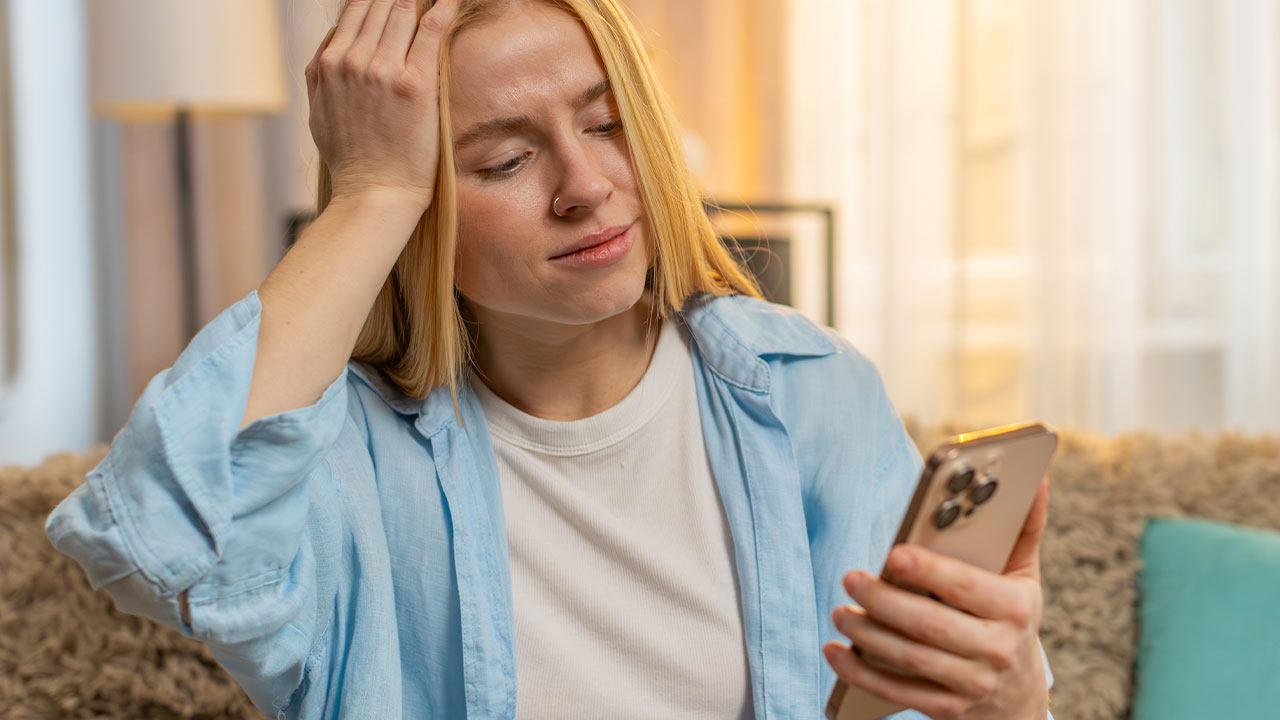 Woman Waits In Fear While Boyfriend Gets Heart Surgery, What She Sees In His Phone Makes Her Stop Caring
