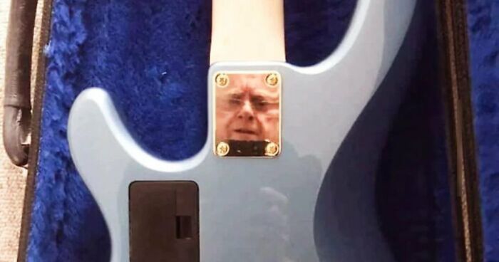 57 Mirror Pics Where The Reflection Ended Up Being Funnier Than The Main Subject