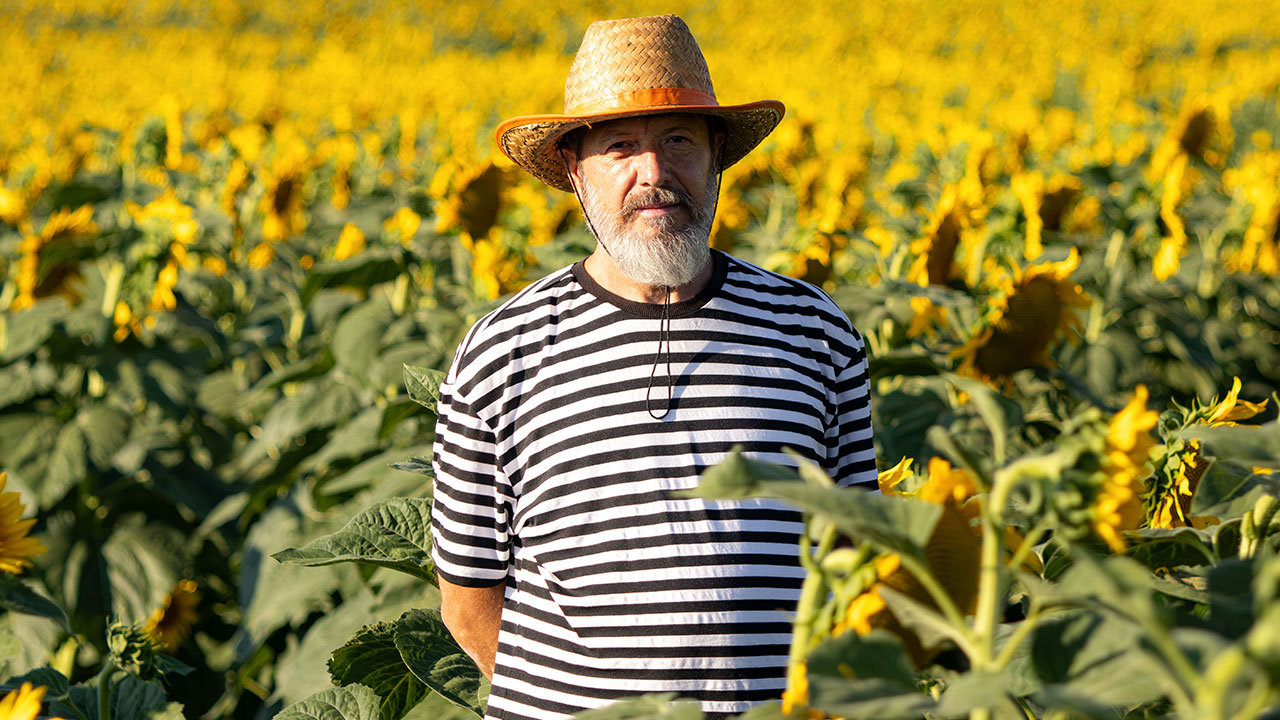 “This Is America And I Should Be Able To Plant Sunflowers”: Man Makes HOA Change Their Rules By Being Annoying
