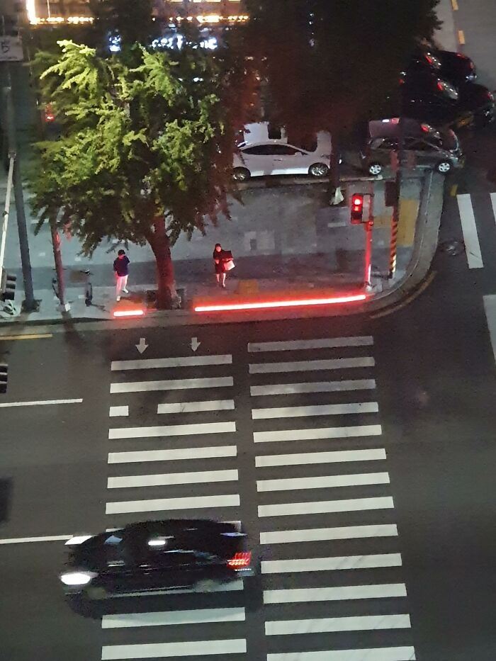 Ingenious things: crosswalk with red light strips embedded in the sidewalk edge for pedestrians.