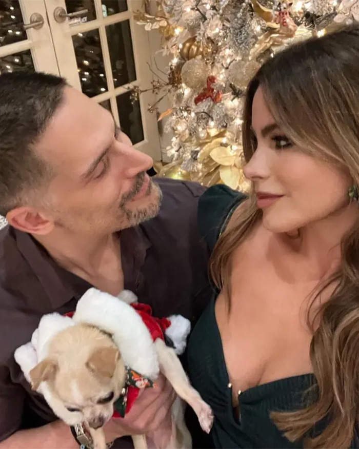 Joe Manganiello and Sofía Vergara posing together closely with their small dog dressed for Christmas Joe Manganiello and Sofía Vergara posing together closely with their small dog dressed for Christmas