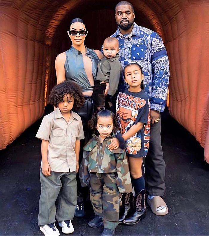 Kim Kardashian and Kanye West posing with their 4 kids in stylish outfits Kim Kardashian and Kanye West posing with their 4 kids in stylish outfits