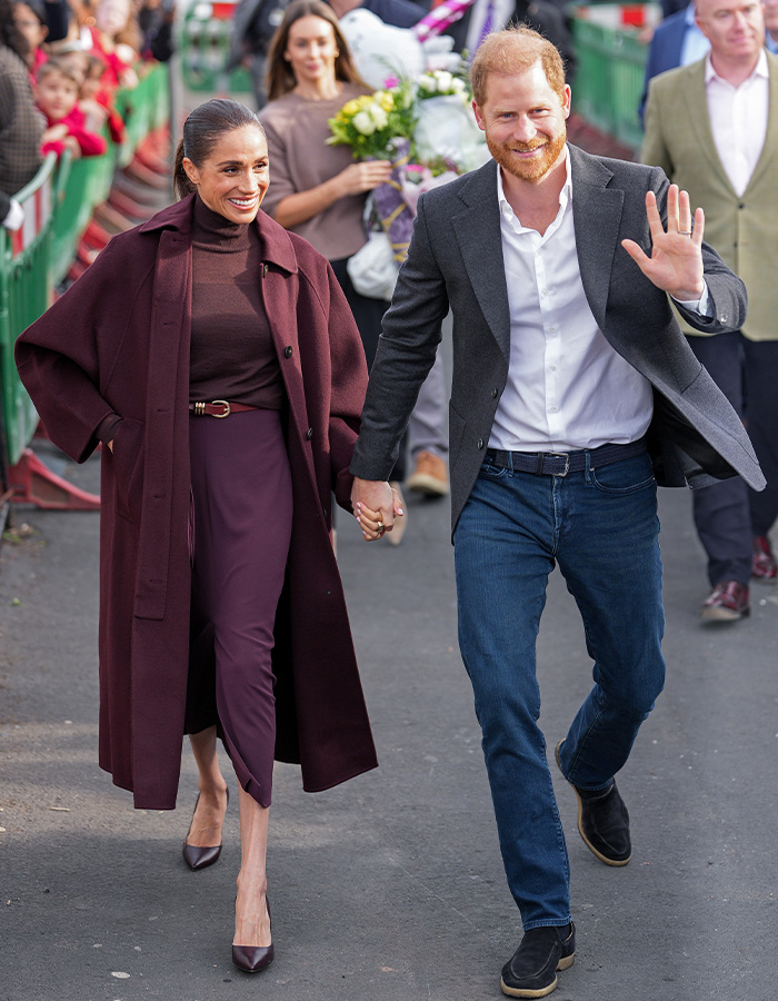 Meghan and Harry walking hand in hand waving to crowd at Nottingham outing Meghan and Harry walking hand in hand waving to crowd at Nottingham outing