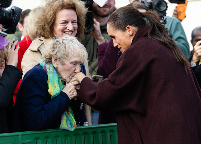Meghan Markle interacting warmly with elderly woman during Nottingham outing Meghan Markle interacting warmly with elderly woman during Nottingham outing