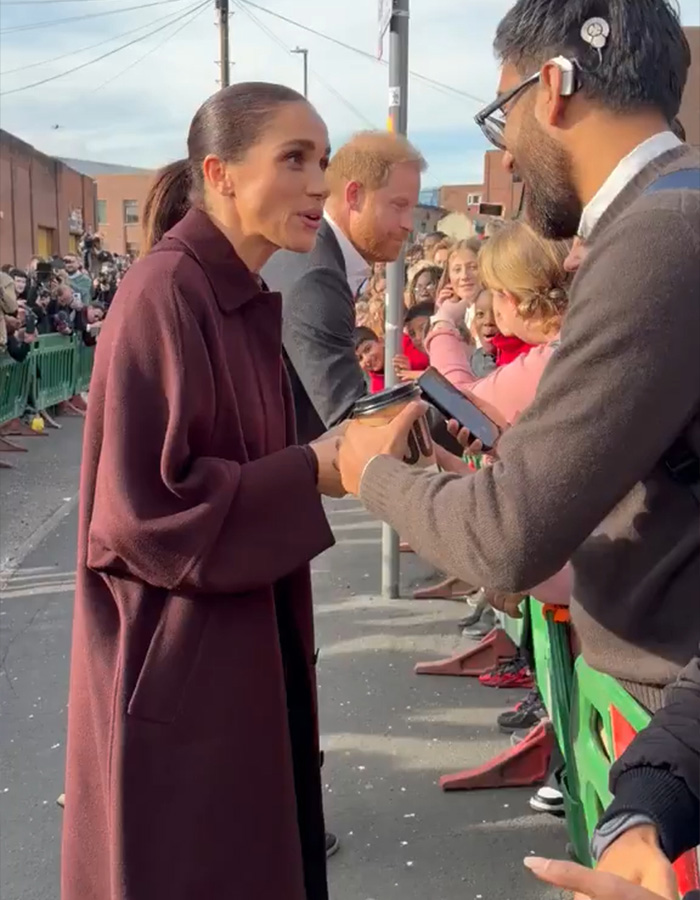 Meghan and Harry greet crowd during Nottingham outing Meghan and Harry greet crowd during Nottingham outing