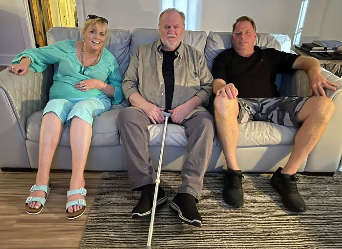 Thomas Markle sitting on a couch with two family members Thomas Markle sitting on a couch with two family members