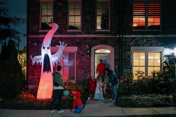 Entitled Mom Freaks Out Over "Satanic" Home, Infuriates Owners By Trying To Ruin Halloween