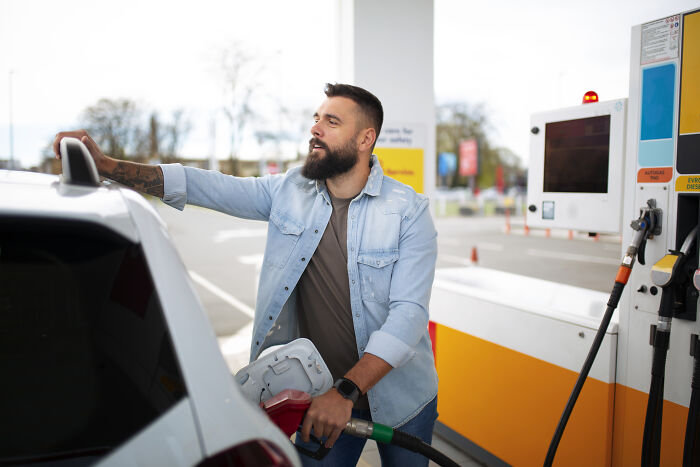 Man Takes His Sweet Time Shopping In The Gas Station To Annoy A Karen Who Made His Favorite Employee Upset