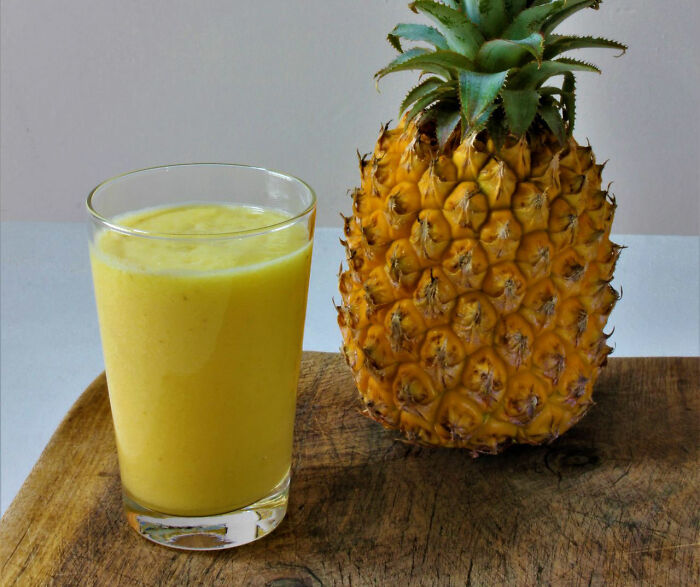 Pineapple smoothie and whole pineapple illustrating practical life hacks for healthy drinks